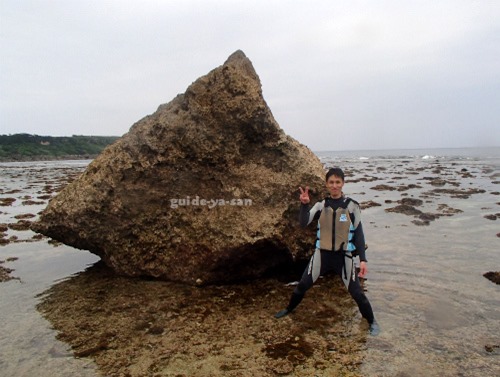 宮古島の鍾乳洞近くにある巨石