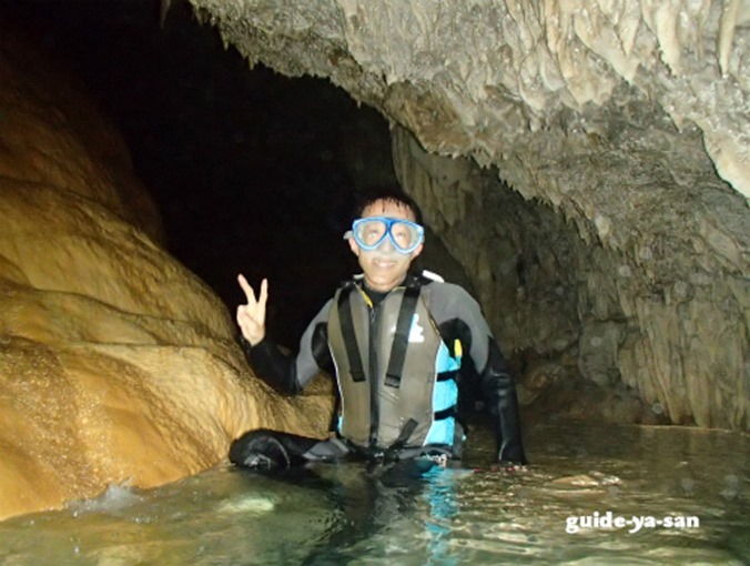 宮古島の海から入る鍾乳洞