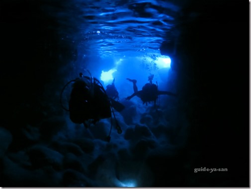 ブルーのシルエットがキレイな水中洞窟