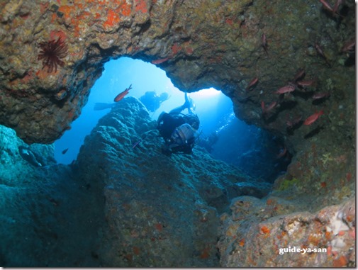 水中洞窟に潜降するダイバー