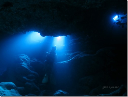 宮古島の水中洞窟でダイビングを楽しむ
