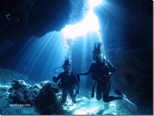光の差込がキレイな水中洞窟とダイバー