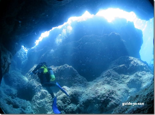 海底洞窟を潜るダイバー