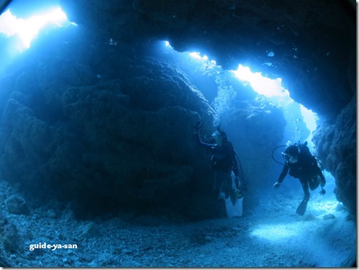 宮古島の海中洞窟を潜るボート体験ダイビング